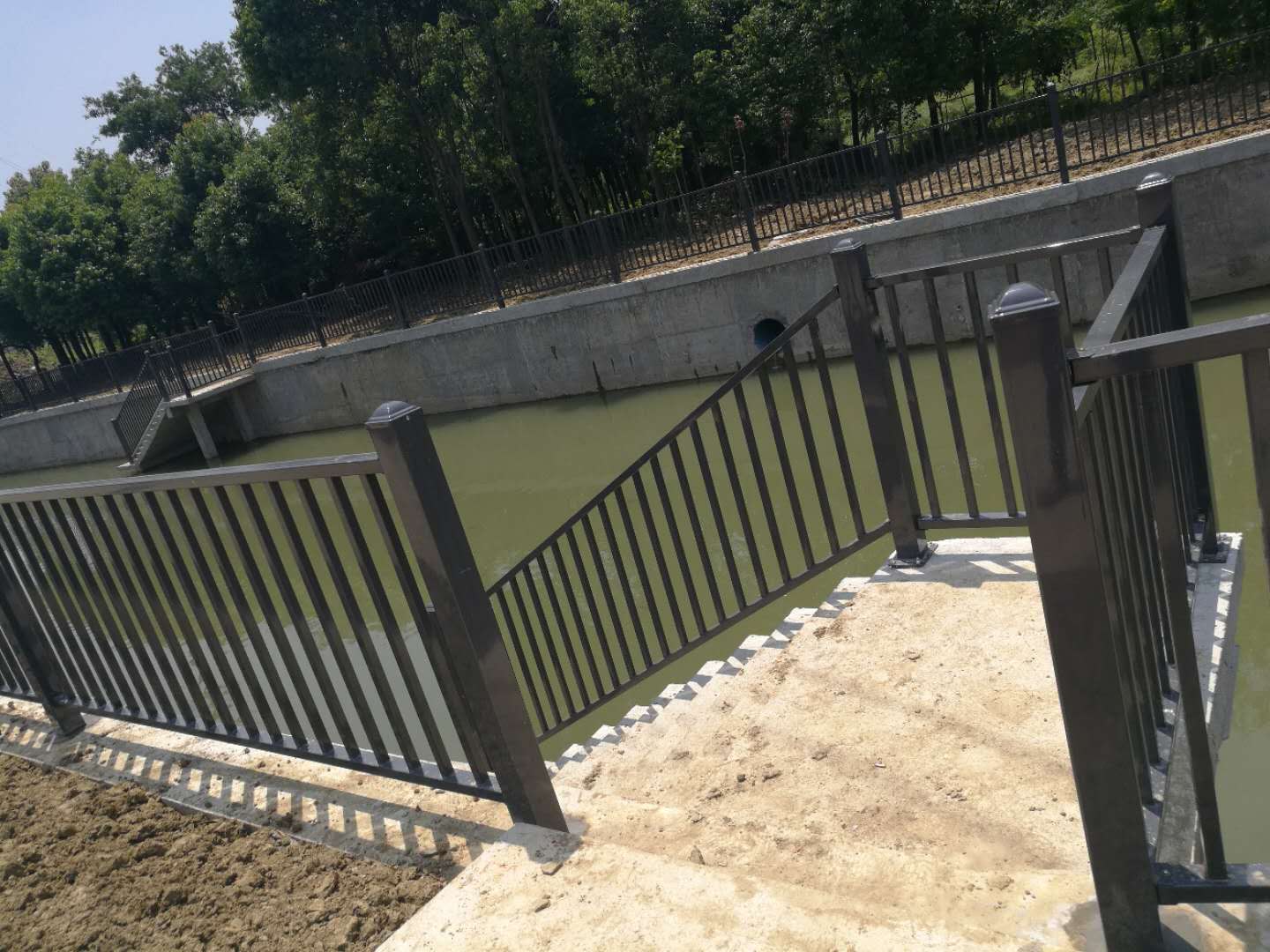 道路護欄廠家告訴你護欄在質(zhì)量上有哪些不同之處
