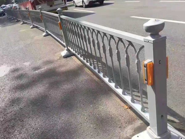 維護(hù)金華道路護(hù)欄的重要性